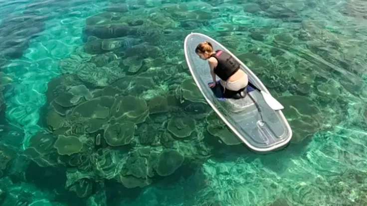 一人でクリアサップに乗り、沖縄の透明な海をのんびり楽しんでいる様子
