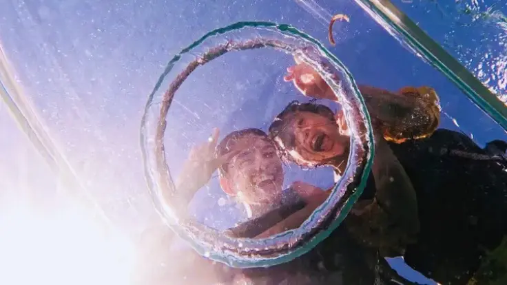 親子でクリアサップ越しに海をのぞき込み、海中を楽しんでいる様子