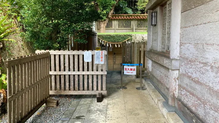 普天満宮の洞穴（奥宮）へ向かう道。内部は撮影不可のため、ひんやりとした神聖な空気は現地で体験を。