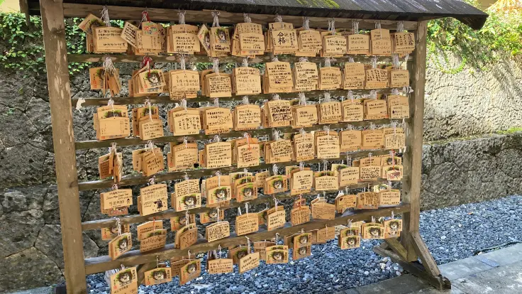 普天満宮の絵馬掛け所。参拝者の願いごとが書かれた絵馬が整然と並び、境内に祈りの空気が漂う。