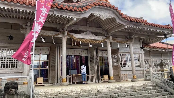 まずは拝殿で参拝。時間に余裕があれば、申し込みし奥宮（洞窟）へ。