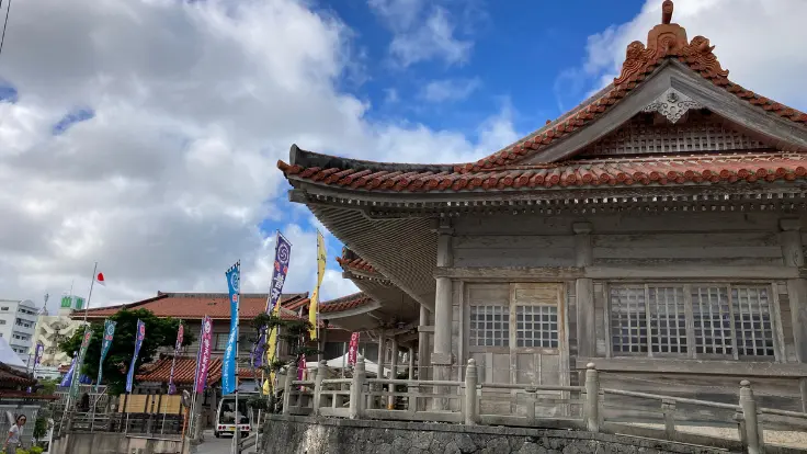 普天満宮の拝殿。赤瓦の拝殿が青空に映える、落ち着いた境内の雰囲気。