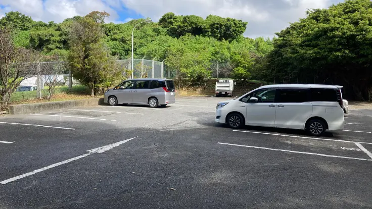 普天満宮の駐車場案内板。鳥居横の細い道を進むと境内駐車場があり、台数はある程度確保されているが、行事日は早く満車になりやすい。