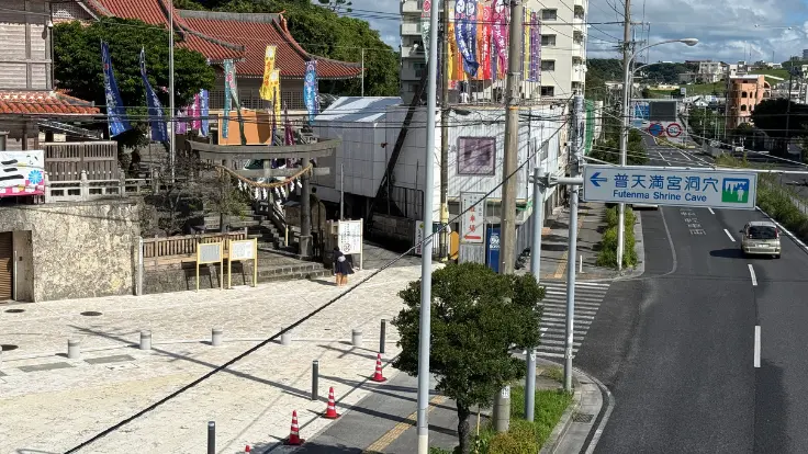 普天満宮の入口付近。普天間交差点から入るとすぐ左手に鳥居があり、その横の道から駐車場へ上がれる。