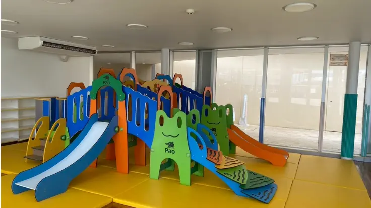 キッズスペースの滑り台