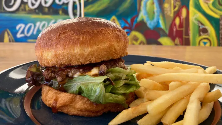 GINOZA FARM LABのてりやきバーガー。ジューシーなパティに特製ソースがたっぷり