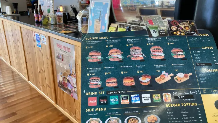 GINOZA FARM LABのメニュー表。人気バーガーやキッズメニュー、サイドも豊富にそろう