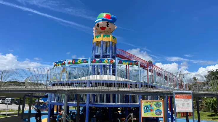 ぎーのくんランドの全体風景。大型遊具や芝生広場が広がる道の駅ぎのざの人気スポット