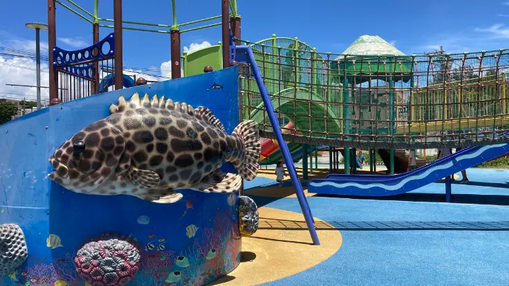 ぎーのくんランドにあるカラフルな魚のオブジェ