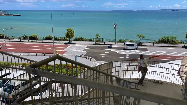 海風が通り抜ける設計の道の駅ぎのざ。海を望む開放的な景観
