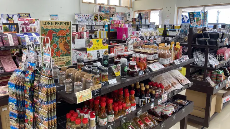 道の駅ぎのざ併設の宜野座特産品直売センター。地元産品やおみやげが並ぶ売り場