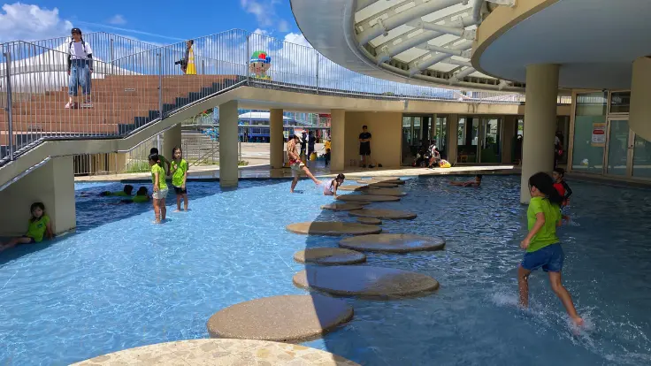 道の駅ぎのざの水遊びエリアで元気に走る子どもたち