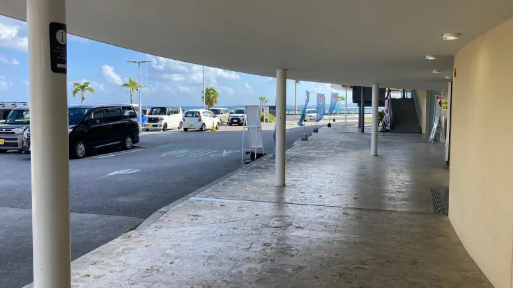 道の駅ぎのざの館内はバリアフリー設計で、スロープや広い通路が整備されている。小さな子どもや高齢者も安心して過ごせる。