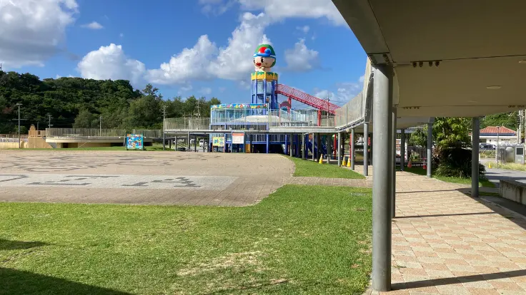 道の駅ぎのざに併設された『ぎーのくんランド』の広々とした公園エリア。大型遊具と芝生広場が広がる。