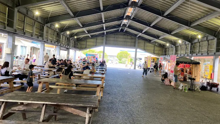 魚センター横でテイクアウトした海鮮を食べれるイートスペース