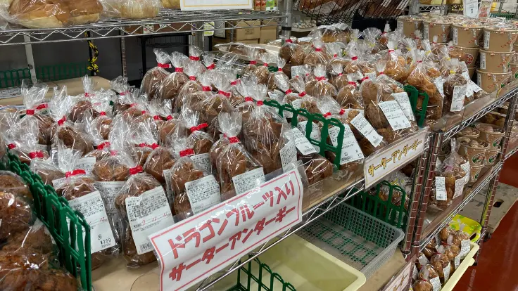 ファーマーズマーケットで販売されるドラゴンフルーツ味のサーターアンダギー。よそでは見かけない人気おみやげ