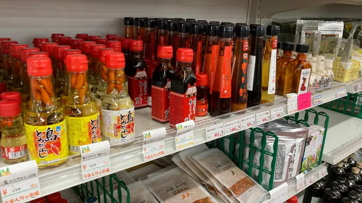 ファーマーズマーケットの調味料コーナー。島唐辛子を漬け込んだコーレーグースーは、沖縄そばやチャンプルーにぴったりの万能調味料