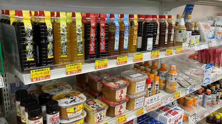 ファーマーズマーケットのシークヮーサー商品コーナー。ダイエットや美容にも人気の沖縄特産フルーツ