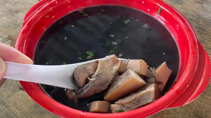 沖縄名物イカスミ汁。濃厚な黒いスープにやわらかいイカがたっぷり入った人気の一杯