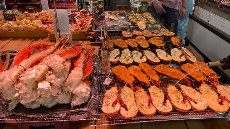 お魚センターの海鮮焼きコーナー。伊勢海老とカニの豪快焼きがずらりと並ぶ