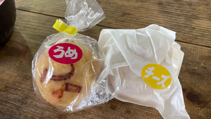 西南門小カマボコ屋のばくだんおにぎり。ボリューム満点で汁物との相性も抜群