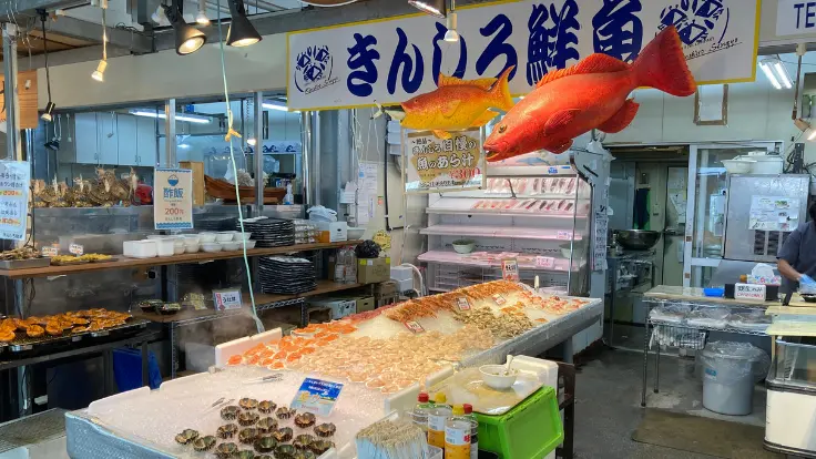 きんしろ鮮魚のウニや刺身。新鮮なネタが並ぶ人気店