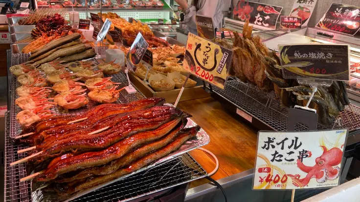 香ばしく焼き上げたうなぎ串。外は香ばしく中はふっくら