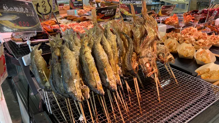 鮎の串焼き。皮はパリッと、身はしっとり。ほろ苦いワタがアクセント