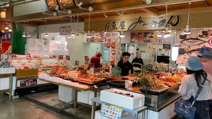 まぐろ屋みーかがんの串焼き。香ばしく焼き上がった海鮮串が並ぶ