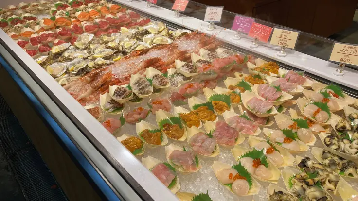 刺身やカキなどの海鮮盛り合わせ。好みのネタを選んで盛り合わせにできる