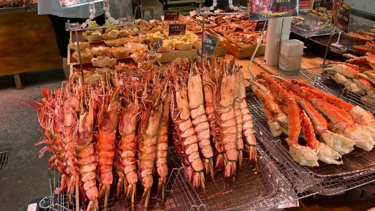 エビの串焼き。ぷりっとした食感で食べ歩きにもぴったり