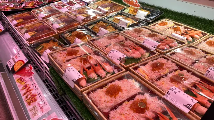 カニや刺身を使った寿司・海鮮丼。好みのネタでカスタムできる店舗もある