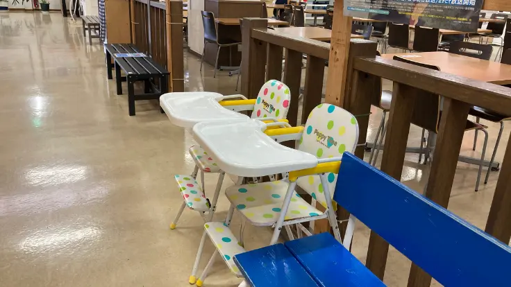 物産センターのフードコートには子ども用イスもあり、家族連れでもゆったり過ごせる