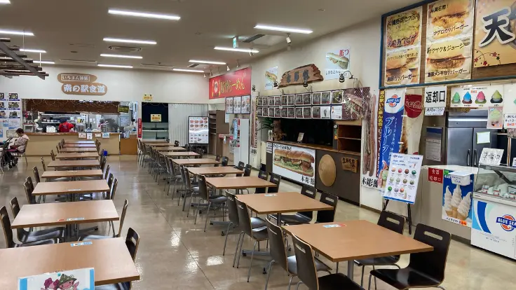 物産センター内のフードコート。沖縄そばや天ぷらなど地元のローカルグルメを楽しむ人でにぎわう