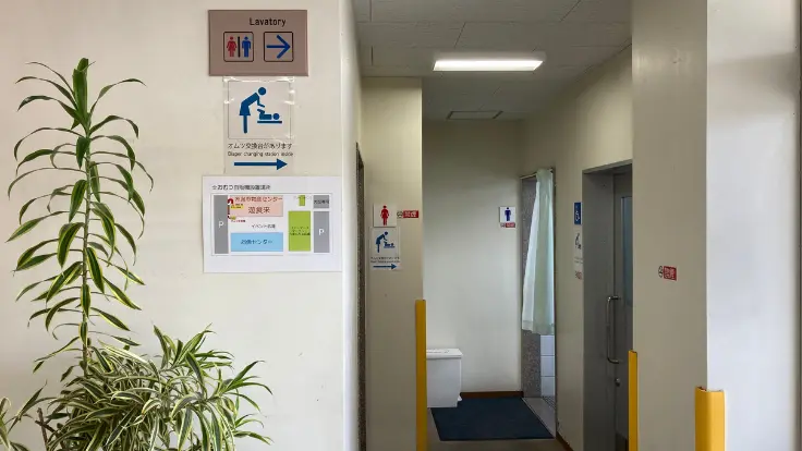物産センター内のトイレにはオムツ交換台も設置されており、小さな子ども連れでも安心して利用できる