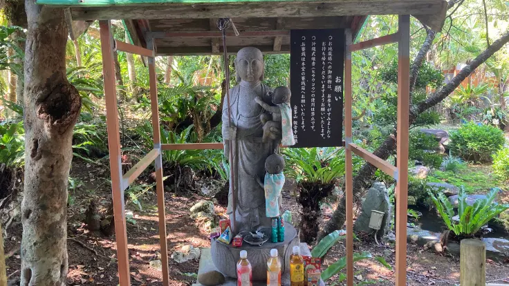 金武観音寺の境内に立つ地蔵像。穏やかな表情で旅行者を出迎え、沖縄旅の安らぎを象徴するような存在。