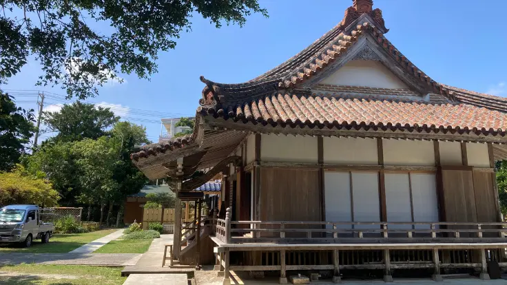 金武観音寺 本堂の側面。深い軒と木組みの陰影が美しい、金武町指定有形文化財の木造建築。