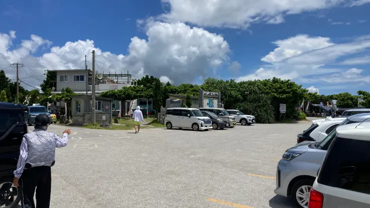 備瀬崎のシュノーケルポイントすぐ横にある有料駐車場。海の近くに車をとめて、そのままアクセスできる距離感。
