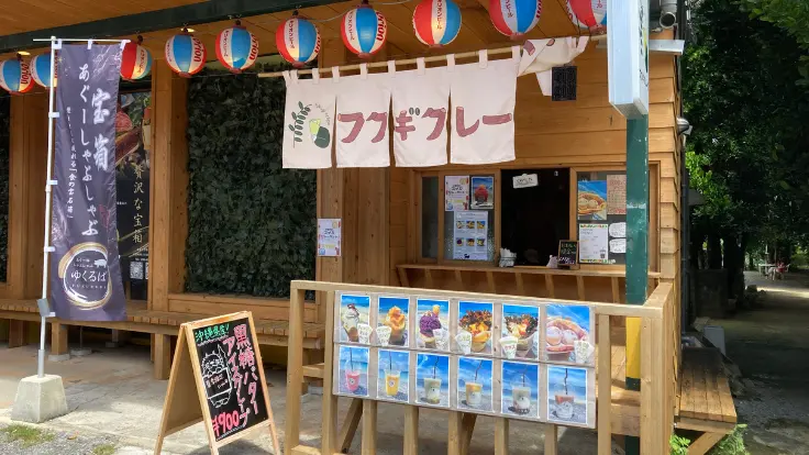 フクギ並木周辺のクレープ屋さん。沖縄ならではの黒糖バターや紅芋クレープが人気。