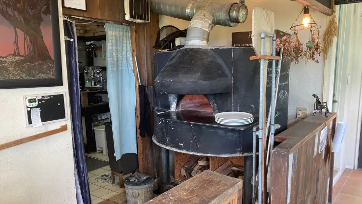 UKAUKAの店主お手製の薪窯。高温で一気に焼き上げ、香ばしい耳ともっちり生地を生む本格仕様。