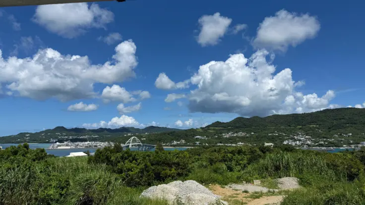 UKAUKAのテラス席から瀬底大橋を望む眺め。青い海と橋のコントラストが美しい。