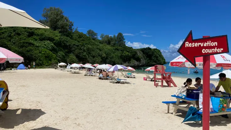 アンチ浜のビーチチェアとパラソル。白い砂浜で日差しをよけながらのんびり過ごせるレンタルサービス。