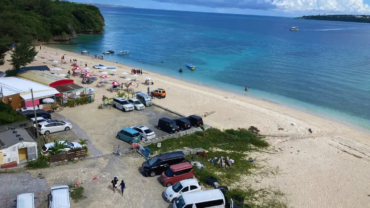 瀬底大橋を渡ると右下にアンチ浜ビーチが見えてくる。透き通る海と白砂が広がる絶景スポット。