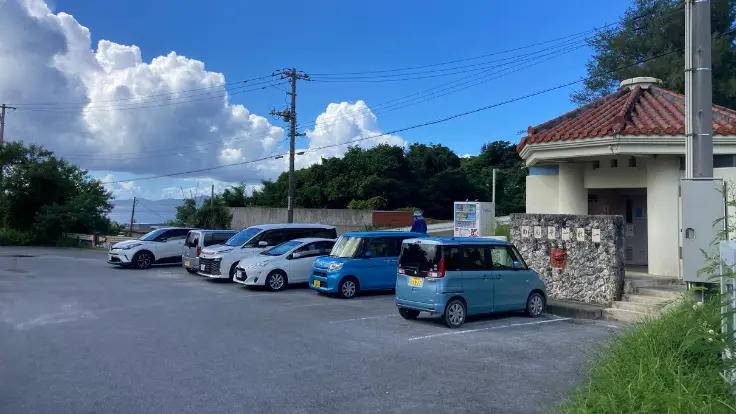 瀬底大橋を渡ってすぐ左手にあるアンチ浜ビーチ用の無料駐車場。数十台分のスペースが確保されている。