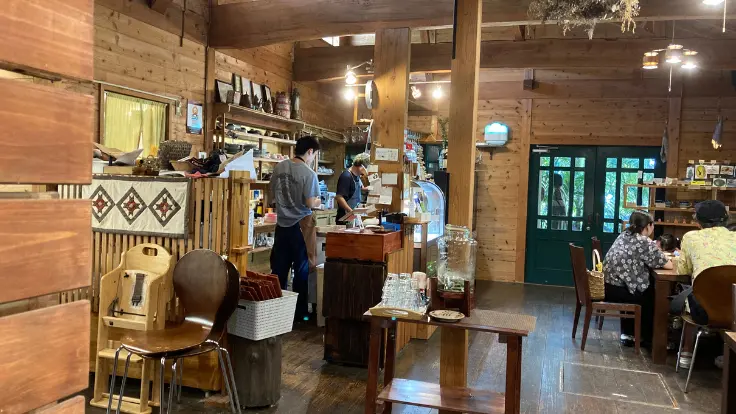 fuucafe(フーカフェ)の店内。木の温もりある空間に自然光が差し込む落ち着いた席配置。