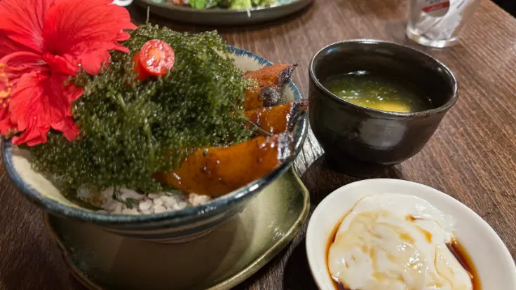 fuucafeの海ぶどうとアグー豚の丼仕立て。ぷちぷち食感の海ぶどうとジューシーなアグー豚がのった人気メニュー。