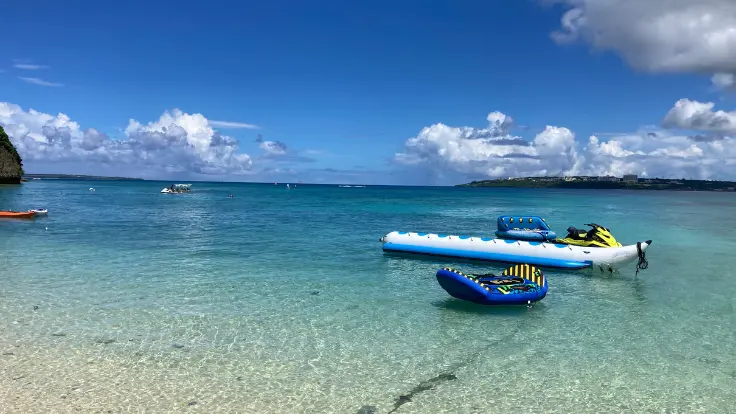 スピード感のある絶叫系マリンスポーツを楽しむ様子。バナナボートなどスリル満点の体験が人気。