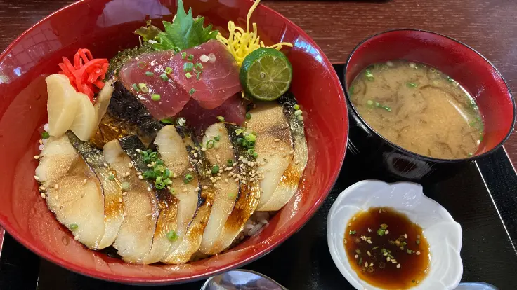 家人寿(やーにんじゅ)の炙りサバ丼。香ばしいサバと彩り野菜がのった一品。