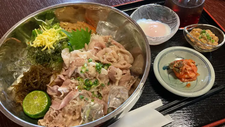 家人寿(やーにんじゅ)の冷やしうどん。あぐー豚と海ぶどう入りでさっぱり味わえる夏向けメニュー。
