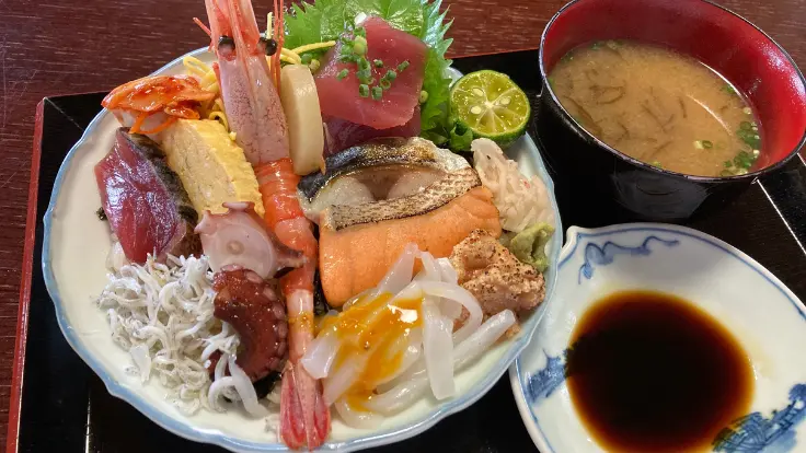 瀬底島の人気食堂『家人寿(やーにんじゅ)』で提供される新鮮な海鮮丼。色とりどりの魚が盛られている。